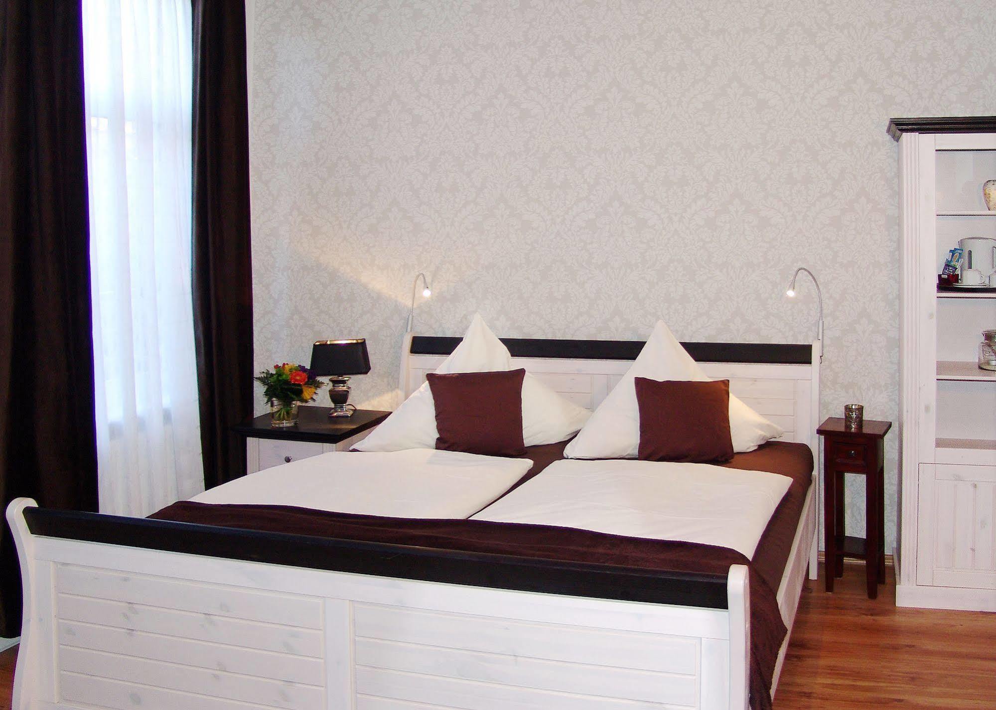 Hotel Garni Landhaus Uttum Крумхёрн Экстерьер фото
