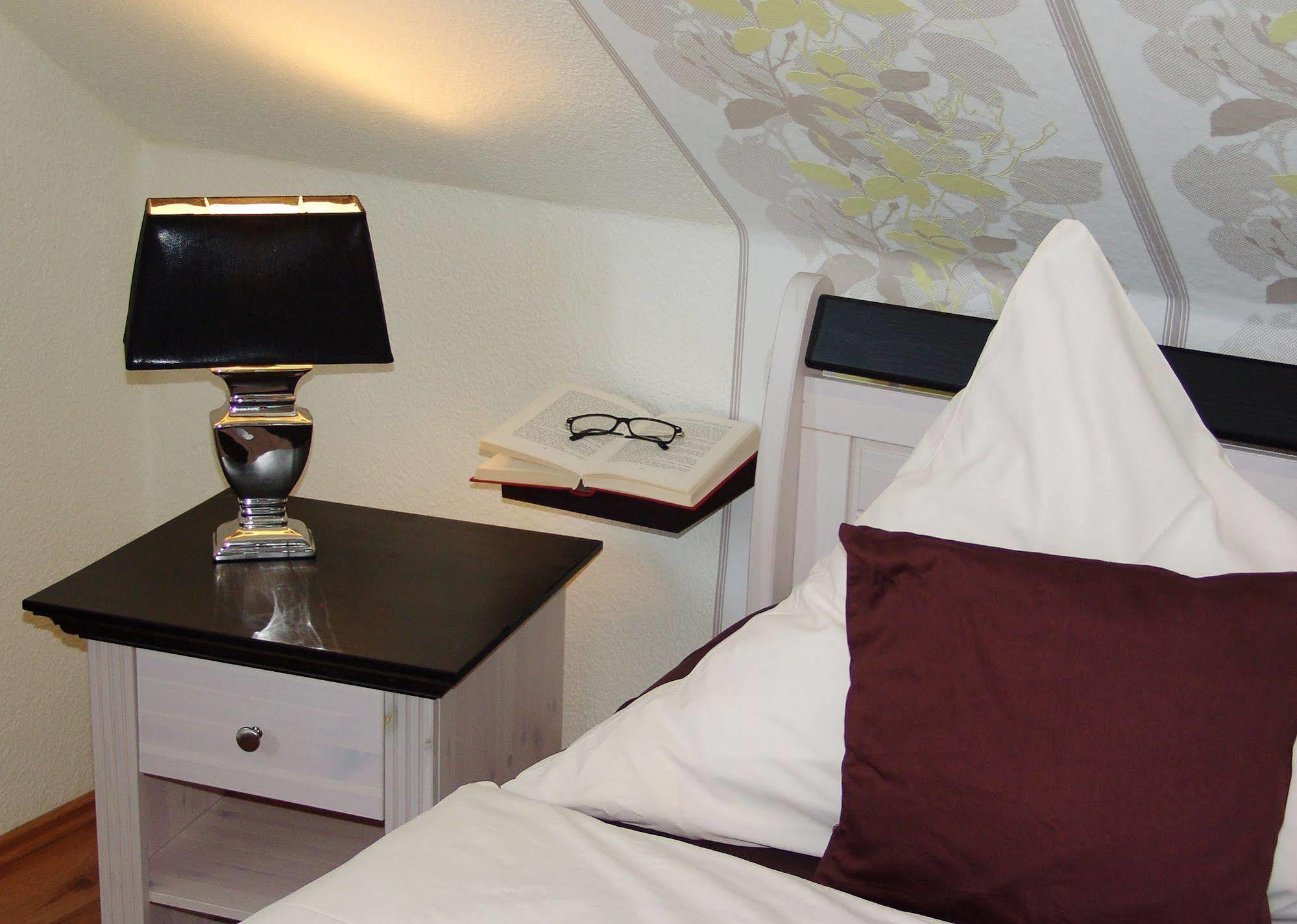 Hotel Garni Landhaus Uttum Крумхёрн Экстерьер фото